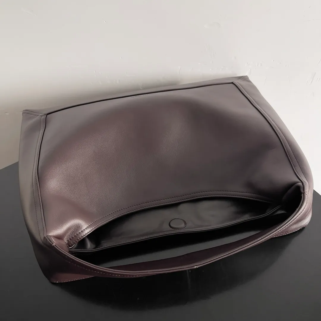 Batch 2080 Bottega Veneta, the flagship product of the 2024 autumn and winter, is making a splash from the catwalk to the streets. It not only brings a strong retro atmosphere, but also can easily interpret different styles through a variety of matching methods. Whether it is a smart and elegant workplace look or casual and comfortable daily wear, fully imported calfskin is a fashion element you can’t miss! Style number: 803977 Size: 41*20*8cm
